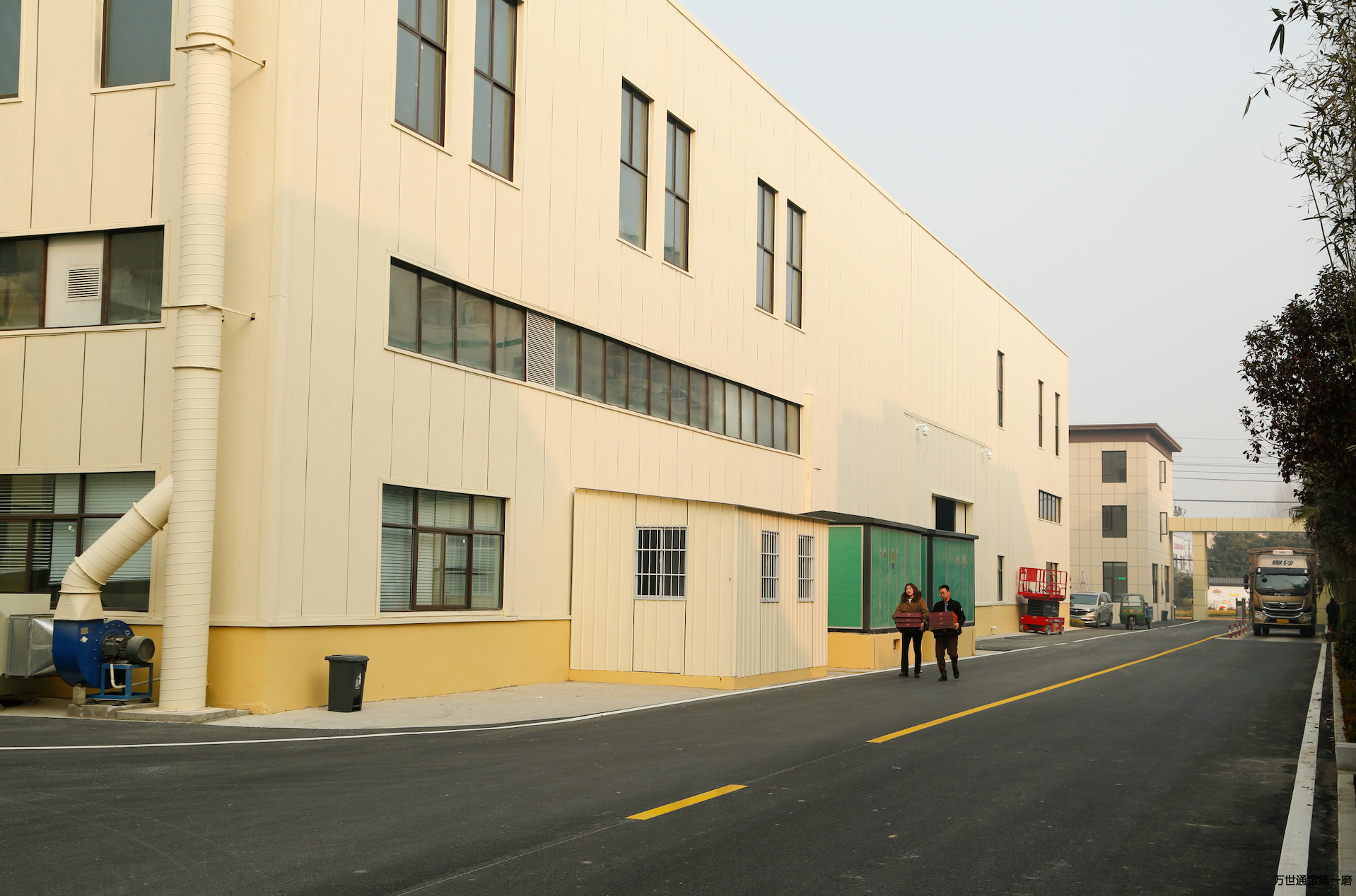 <b>厂区道路</b> <b>厂区道路</b>